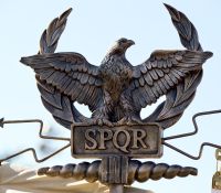 SPQR Schriftzug und Adler des Imperium Romanum