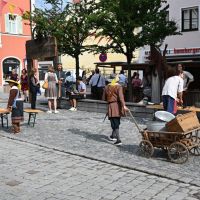 Kinder und Erwachsene bauen den Markt auf