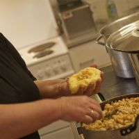 Knödel wird mit Brot gefüllt