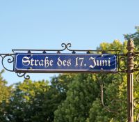 Straßenschild der Straße des 17. Juni