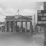 Brandenburger Tor mit dem Hinweis, dass der britische Sektor nun verlassen wird © Bildarchiv der Bayerischen Staatsbibliothek