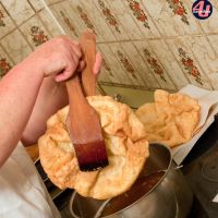 Fertig gebackenes Urrädla wird aus Öl genommen
