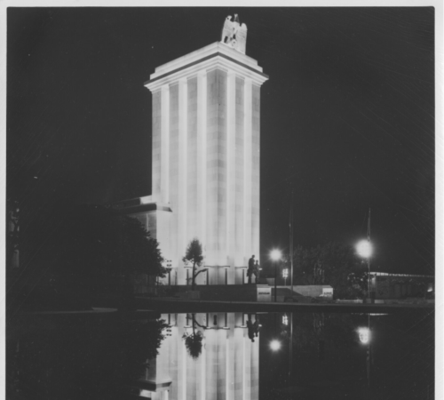 Nachtaufnahme des Deutschen Pavillons