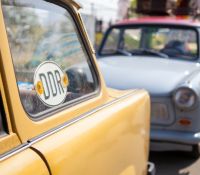 Trabi mit DDR Plakette