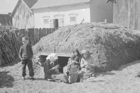 Familie vor eigenem Bunker