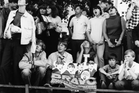 Beatles-Fans im Freien mit Bravo-Plakat der Fab-Four