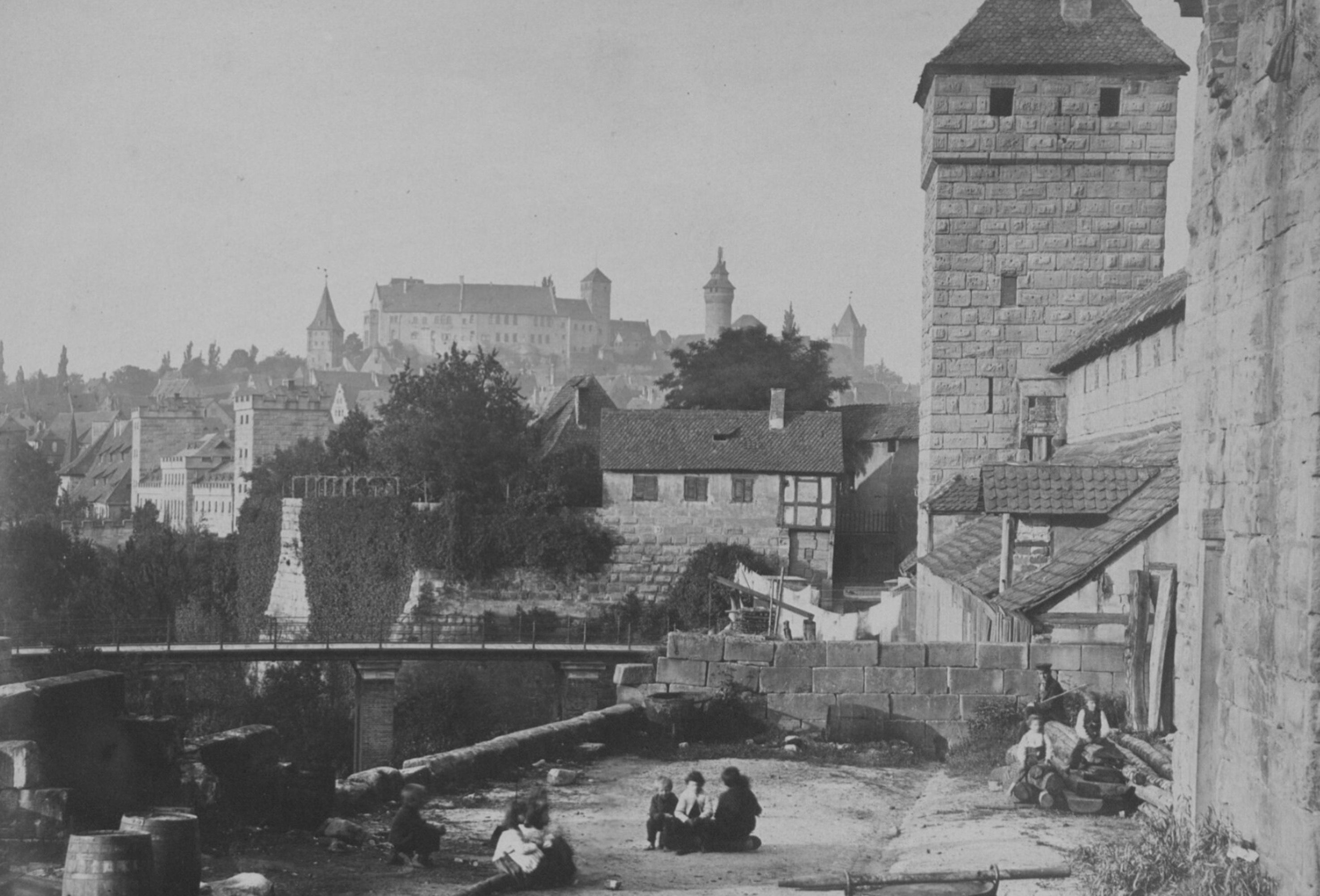 Kinder unterhalb der Stadtmauer 1871