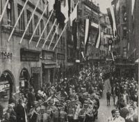 Nazi Truppen marschieren durch Nürnberg