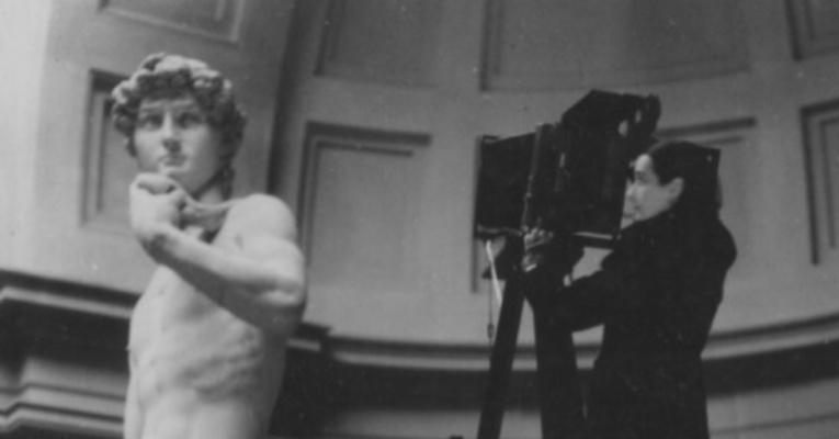  Fotografin Ilse Schneider Lengyel 1939 während sie die David-Statue in Florenz fotografiert