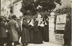 Frauen am Eingang zum Wahllokal