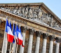 Foto der französischen Nationalversammlung mit Flaggen