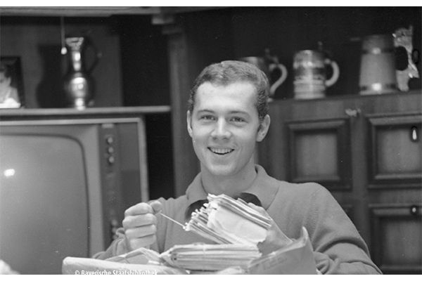 Foto von Franz Beckenbauer beim durchgehen seiner Fanpost